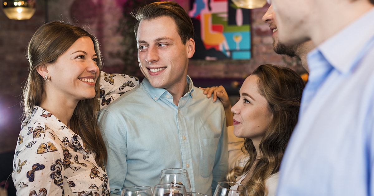 A Tinder hatás, egy fiatal férfi több nővel randizik egyszerre, mert mindig lesz másik